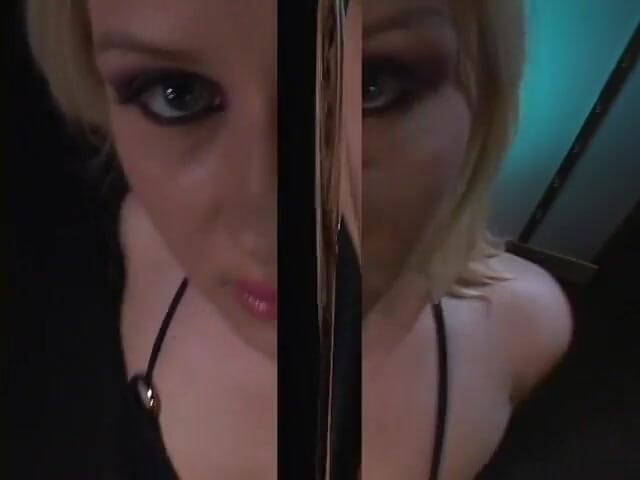 Sex Karma: Si blonde dalam pakaian dalam jala memandu dildo ke dalam...