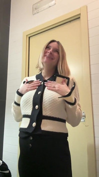 J’étais sortie avec mes amis et j’en avais envie, j’ai commencé à me masturber dans la salle de bain, puis je suis rentrée chez moi pour me faire baiser