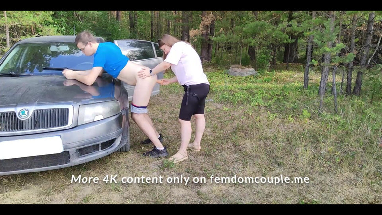 femdom_couple: În public soția a fost foarte entuziasmată pe drum și a...