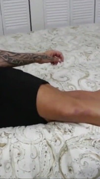 Orta yaşlı seksi kadın Simone genç kızı sert sağıyor