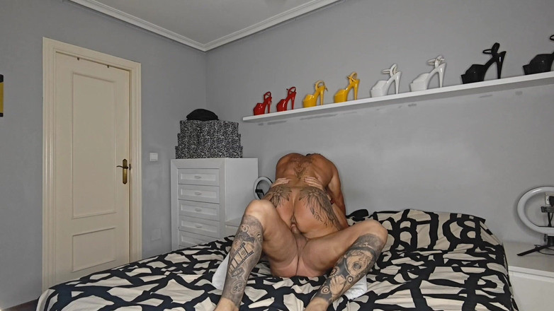 Danaxmuscles: Si Dia Mengongkek Saya Dengan Sangat Keras Dan Pancut Ke...