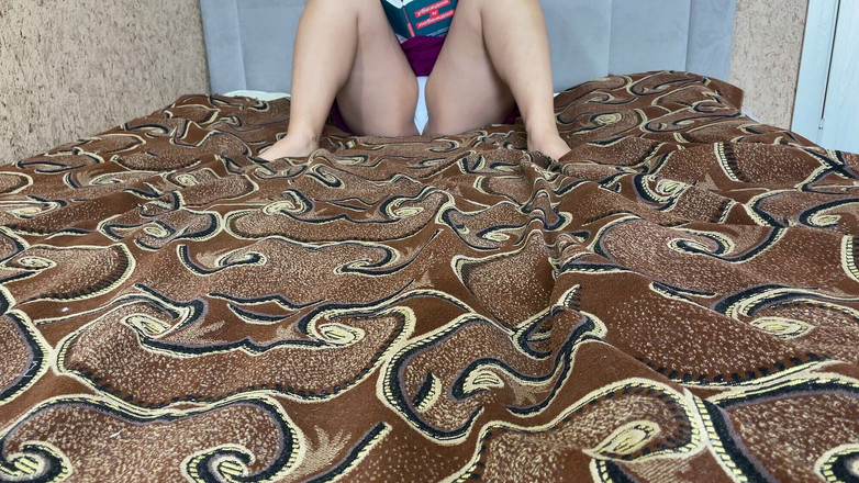 Lux Eva: 读一本穿着白色内裤的腿展开的书，特别是对于恋物癖者，展示阴户拉内裤。