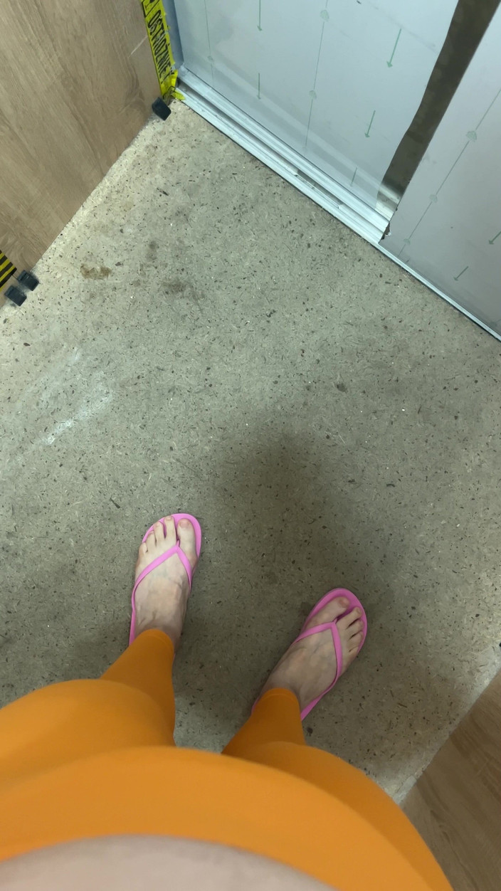 Feet: Pembe parmak arası terliklerle yürümeyi severim