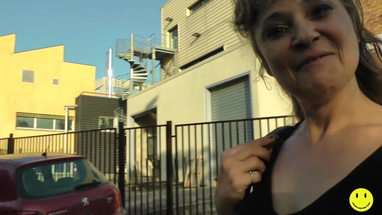 French Amateur Porn: Ba chàng trai đụ một ả điếm già