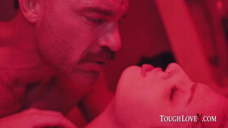 ToughLoveX: TOUGHLOVEX - Capuz vermelho Scarlett Mae conhece Werestud