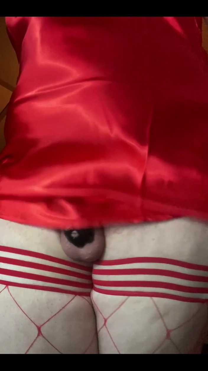 CosmicJones88: Krátký zadek se třese, pak nějaký penis v kleci a...