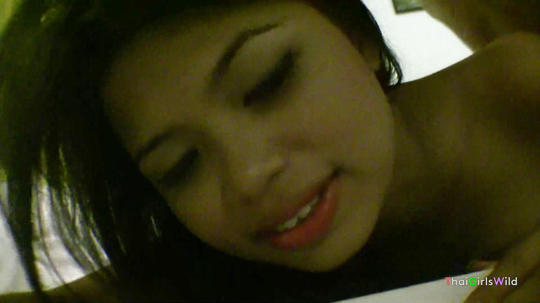 Thai Girls Wild: Маленька азіатська дівчина отримує кремпай на ліжку