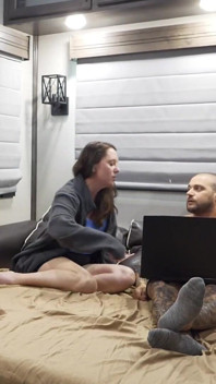 Chat roulette si trasforma nel mio fratellastro che prende la mia verginità
