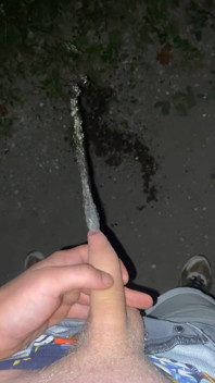 Náctiletý chlapec chčije venku