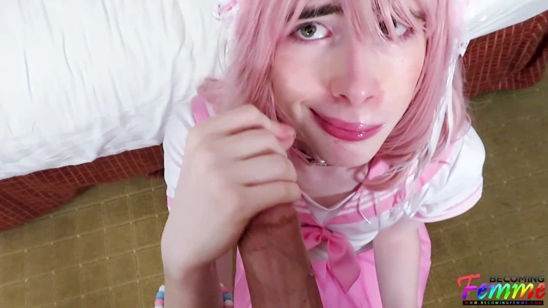 Pure TS and Becoming Femme: 少女变装小猫吮吸她的第一根鸡巴
