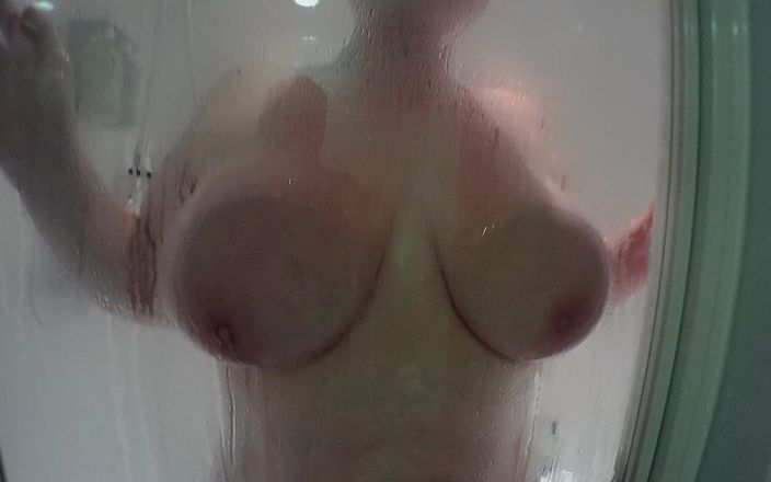 Lucy's big MILF tits: 丰满熟女在淋浴时偷窥我的大奶子