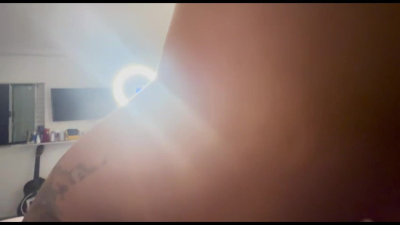 Lidi Ferrari: Menunjukkan payudara isteri muda saya, puting merah jambu, terangsang untuk...