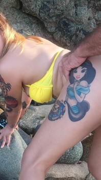 La milf tatuata nery lo prende un duro martellante a pecorina sulla spiaggia