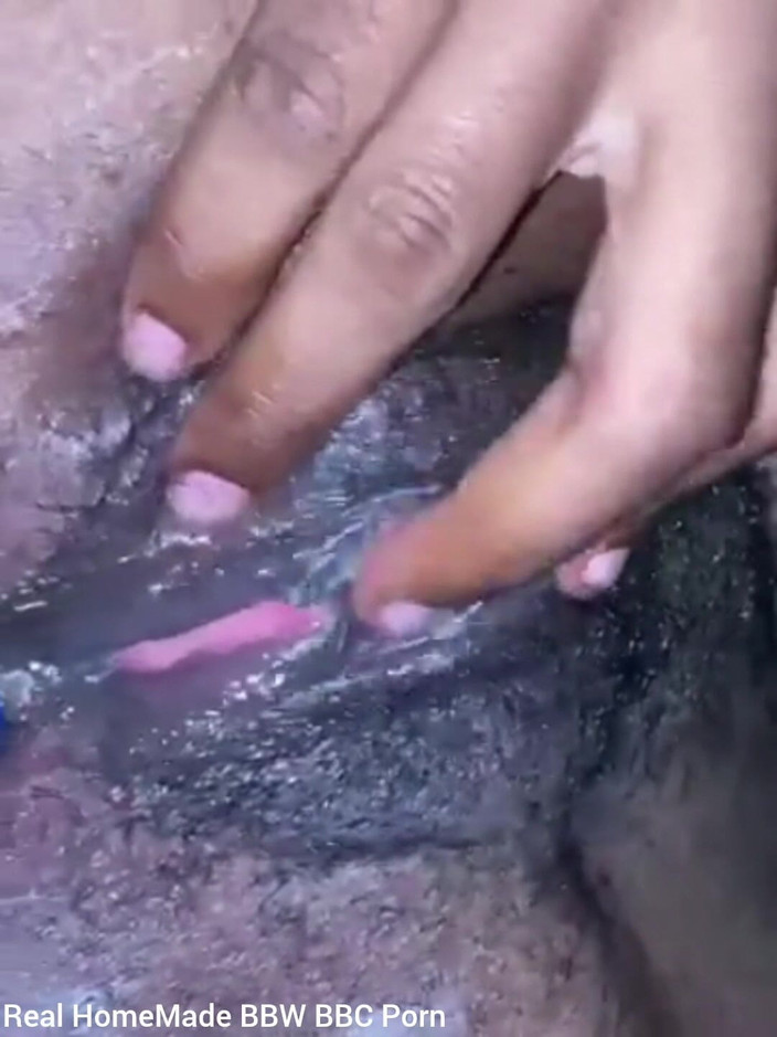 Super sexy ebony cuties: Strofinando il mio plug anale clitoride in profondità nel mio...