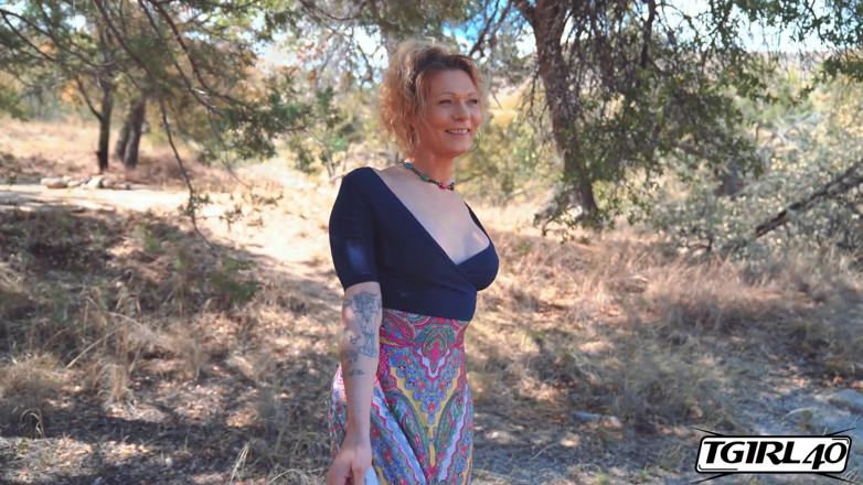Tgirl 40: Peggy Bambalino, MILF trans, chevauche son gode