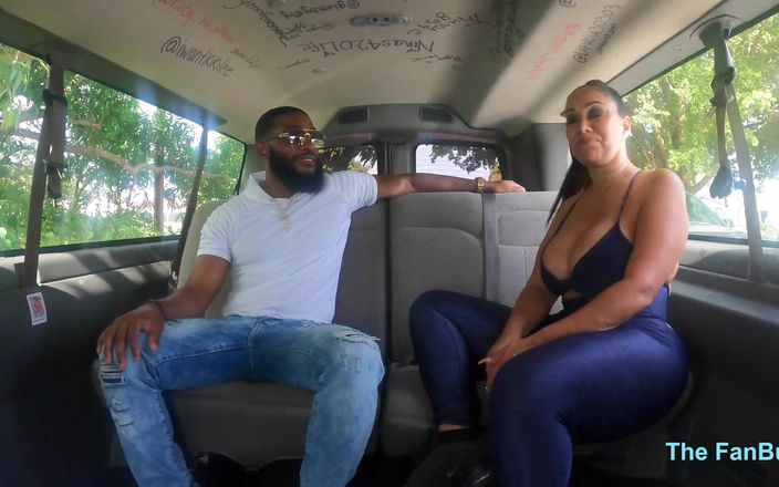 The Flourish XXX: QueenRogue a MassagebyBlack šukají v autobuse