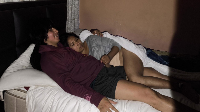 Moo DBOXXX: 미시 기독교가 나와 사랑에 빠지고 매일 나를 위해 우유를 펌핑합니다.