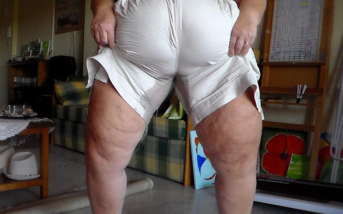 Sex hub couple: ジェンはショーツの中でおしっこをしています
