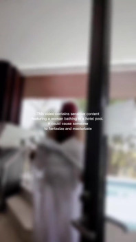 Wanita Hijab Mandi Bugil Di Kolam Hotel Terbuka