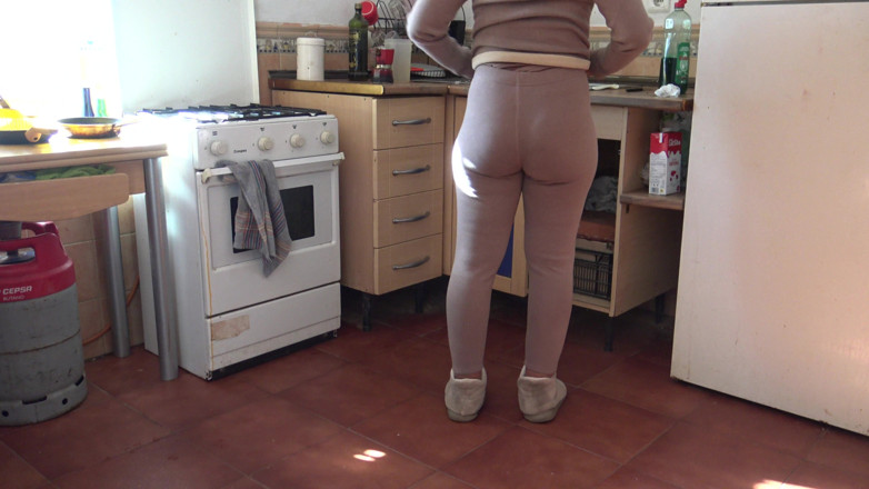 Stepmom Susan: Madrasta me deixa gozar em sua buceta peluda na cozinha
