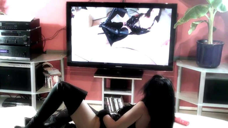 Seraphina Flame: Orgasmo con un espejo de tv