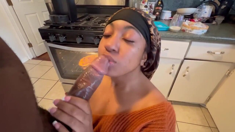 Fijii pornbox: Pipe par une grosse bite noire dans la cuisine