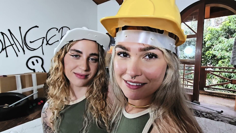 FetishKing: Hard Hats off - Dua Pekerja Blonde Bermesra Di Atas Katil...