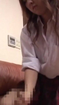 Brünettes schätzchen gibt zögernden tsundere handjob auf der couch