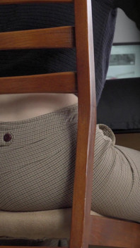 Mirando a la secretaria que trabaja con pantalones rasgados