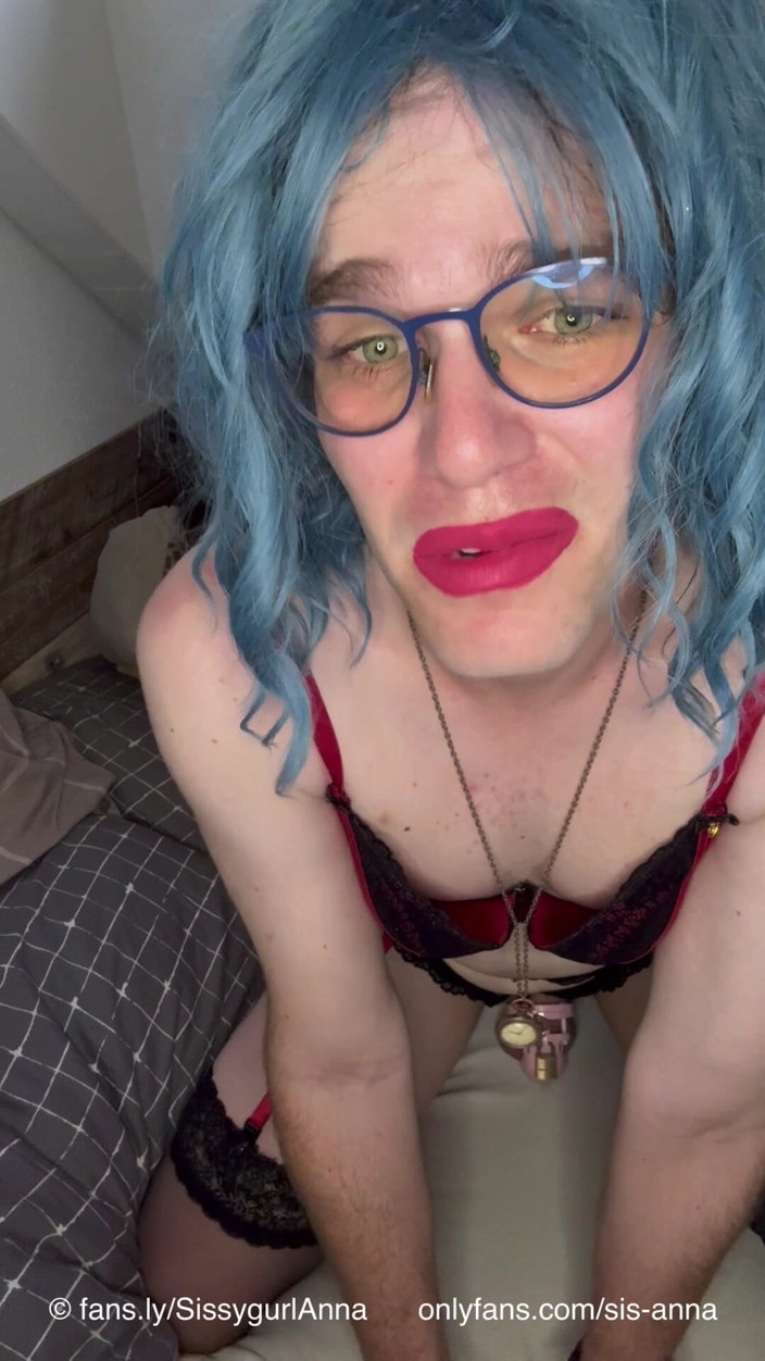 Sissygurl Anna: 娘娘腔anna一边吮吸假一边和爸爸说话