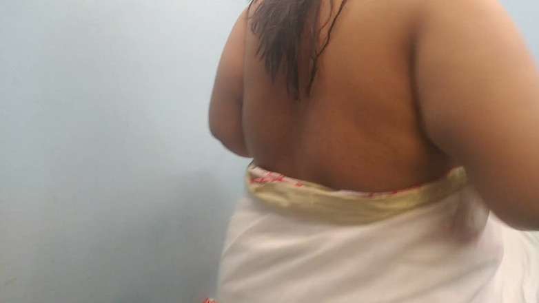 Aria Mia: 未亡人のゲイは、ファックのために巨乳とお尻が欲しい