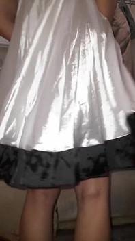 Asiática crossdresser gozando usando vestido branco de cetim