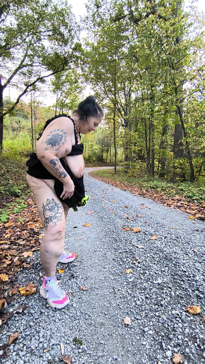 HerculesnVENUS: 在乡村公路上，这个妓女喷出大量精液