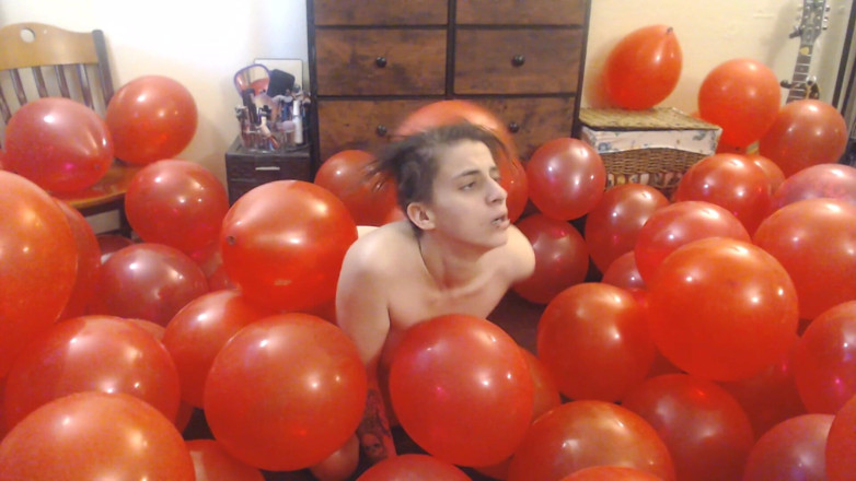 Abby Anna: Gran paquete de globos rojos desnudo