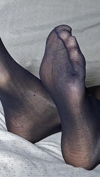 Los pies de nylon se masturban instrucciones, ¡prepárate para la corrida ahora!
