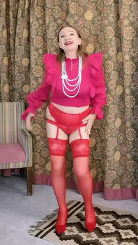 Heiße vollbusige MILF neckt in roten strümpfen und dessous