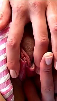 Cewek hot rambut cokelat lagi asik masturbasi memek dan pantatnya pakai vibrator ukuran raksasa