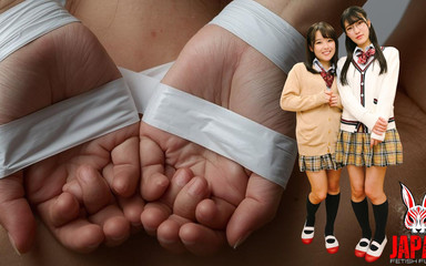 Japan Fetish Fusion: 束缚的手腕，舌头在僵硬的上，她大学裙子下的湿润事故。奇哈鲁探索 Aoi 的高级统治地位。