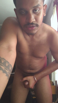 Băiatul indian sexy Raj face spectacol cu mâna pe cameră web în direct