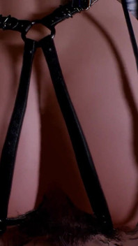 거실에서 자지 애널을 따먹는 Latex의 귀여운 빨간 머리 소녀