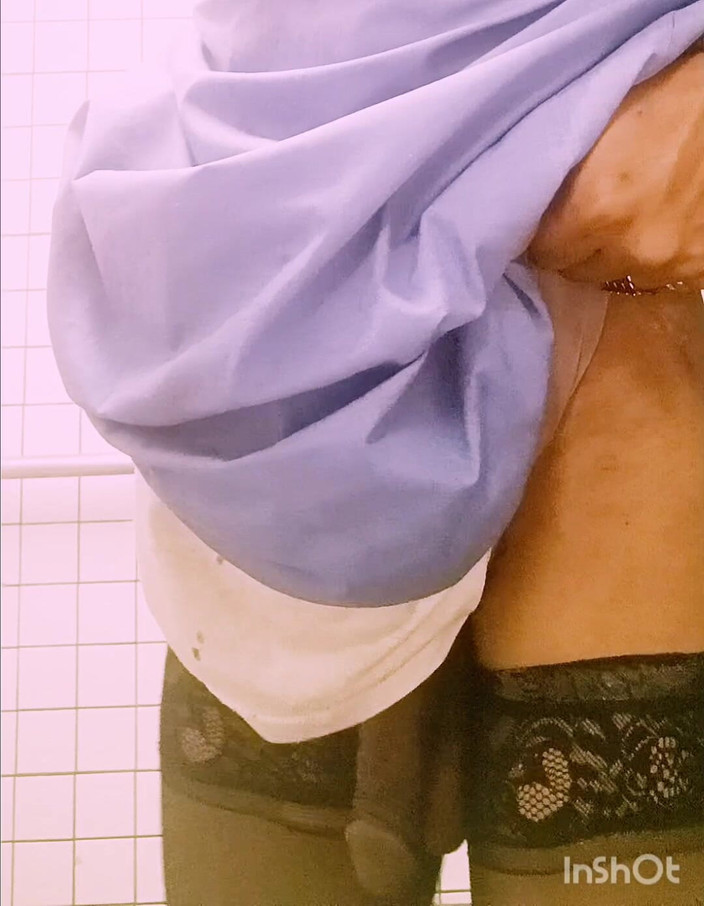 Risky fat meat fat cheaks hairy perverted freak: Cur negru suculent, pulă neagră păroasă Pauză de prânz în baie.