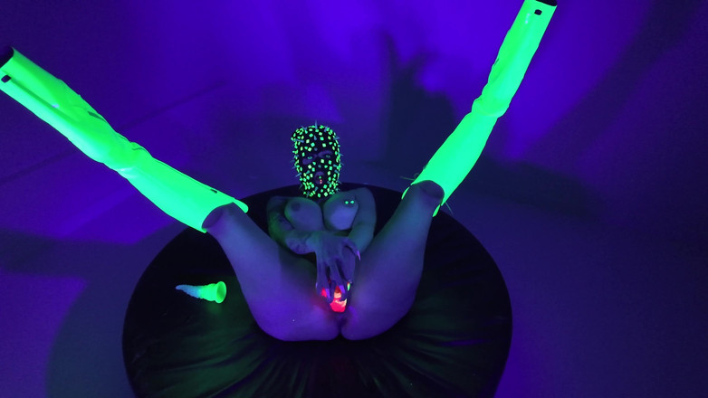 EdgesOfReality: 네온 섹스 솔로 호평