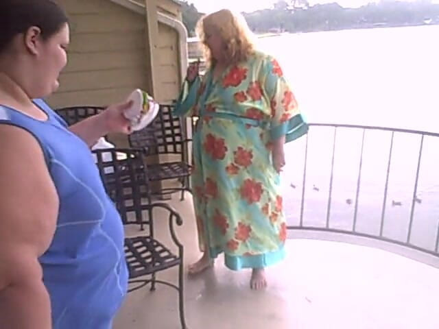 BBW nurse Vicki adventures with friends: 2 BBW écrasent l'une avec les pieds nus l'autre