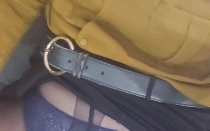 Sofy13: Zralá máma si hraje se svou mokrou kundičkou