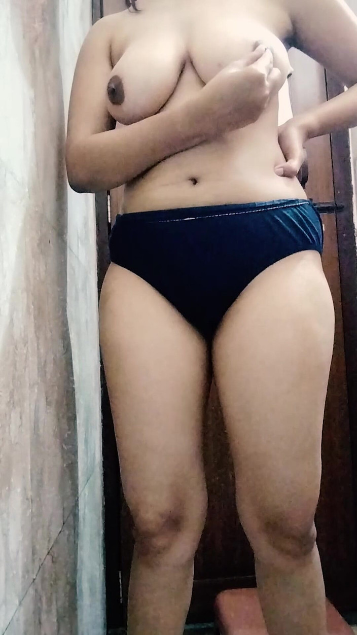 Riyathakur: 友人の妻をホテルに連れて行き、彼女の裸のフルヒンディー語の汚いオーディオを作りました