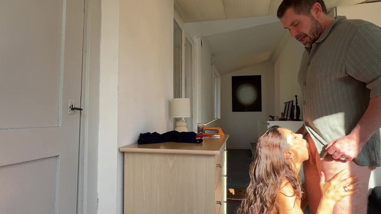LoveAndRopes: Hete MILF Wordt Misleid Door Haar Klusjesman En Wordt Hard...