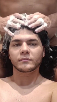Freund scherzt in meinem Vabelo und wäscht sich dann mit viel Shampoo