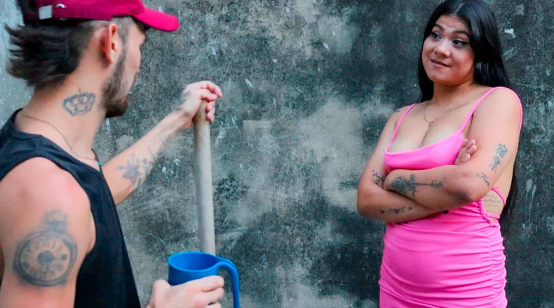 SandrazxGirl: 漂亮的印度继妹用一杯水帮助她的继兄弟！