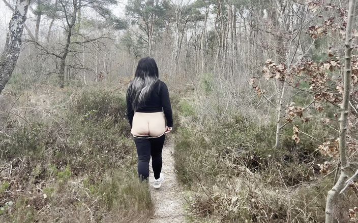 Arianafaye: सार्वजनिक रूप से चुदाई लगभग पकड़ी गई
