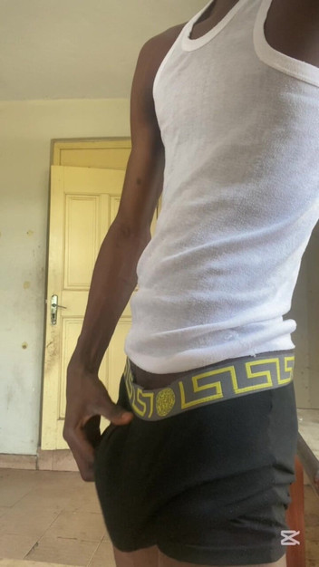 Slimniqqa: Nadržená vysokoškolská teenagerka honí velké černé péro